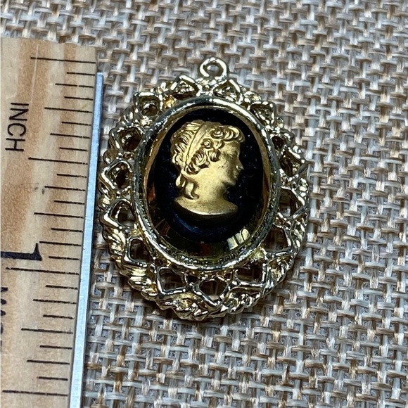 Faux Cameo Black Glass Gold Tone Frame Lady Profile Vintage Pendant - Picture 1 of 9
